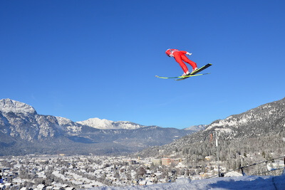 Skispringer in der Luft