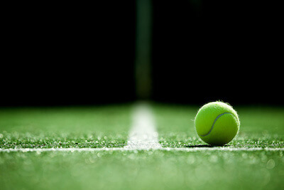 Tennisball auf Rasen